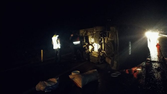 Cenaze Törenine Giden Minibüs Devrildi: 1 Ölü, 8 Yaralı