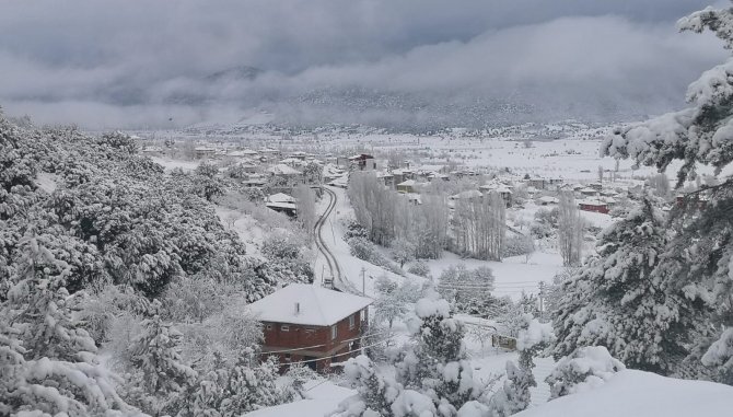 Beyaz Örtüyle Uyanan Denizli’de Kar Kalınlığı 30 Santimetreye Yükseldi