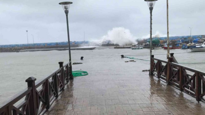 Karadeniz’de Lodos Etkili Oluyor