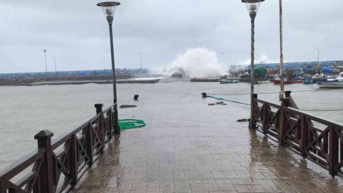 Karadeniz’de Lodos Etkili Oluyor