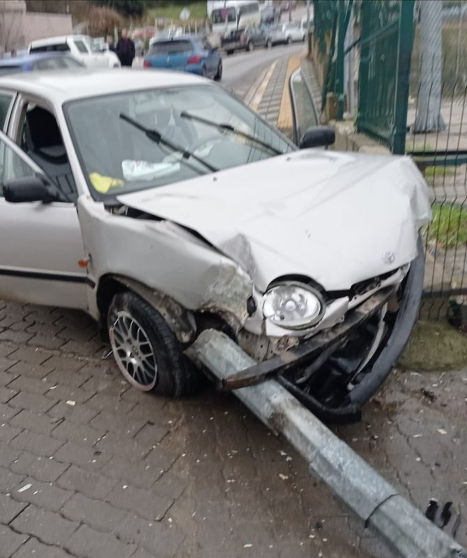 Elektrik Direği Araca Ok Gibi Saplandı.