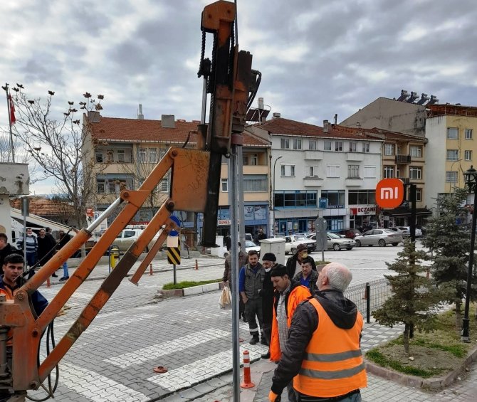 Emet Belediyesi’nden Şehir İçi Levha Montaj Çalışması
