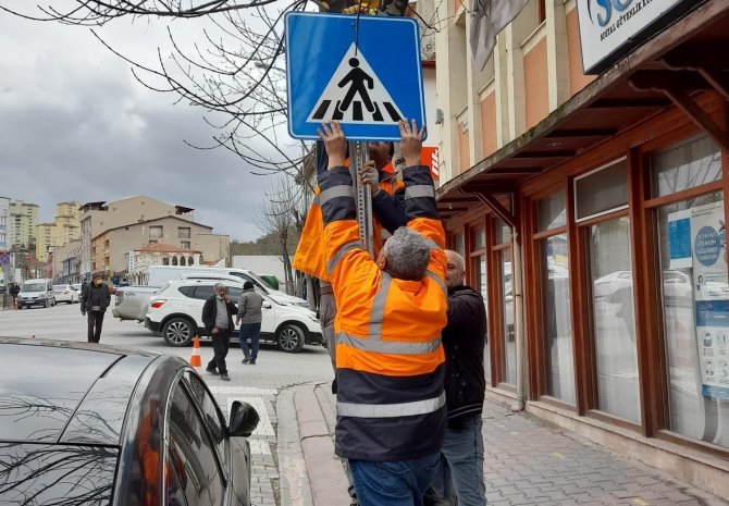Emet Belediyesi’nden Şehir İçi Levha Montaj Çalışması