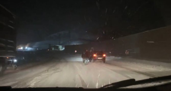 Kar Bir Anda Bastırdı, Onlarca Araç Yollarda Mahsur Kaldı