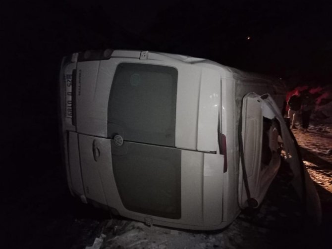 Minibüs Şarampole Devrildi: 1 Ölü 7 Yaralı