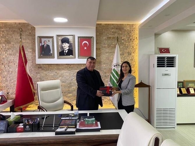 El Yapımı Ürünlerini Kaymakam Ve Belediye Başkanına Hediye Ettiler