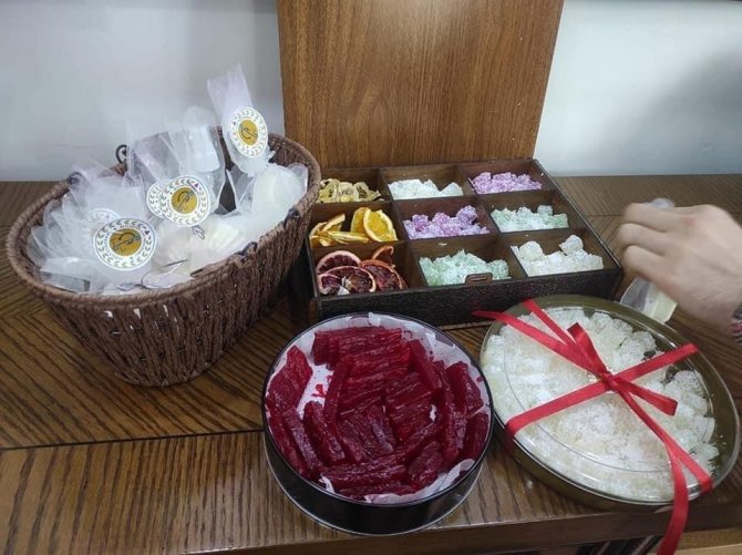 El Yapımı Ürünlerini Kaymakam Ve Belediye Başkanına Hediye Ettiler