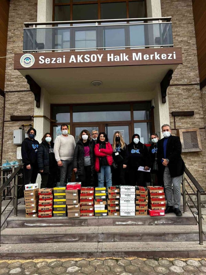 ‘Kardeşim Üşümesin’ Projesi Kapsamında 300 Çocuğa Bot Yardımı Yapıldı