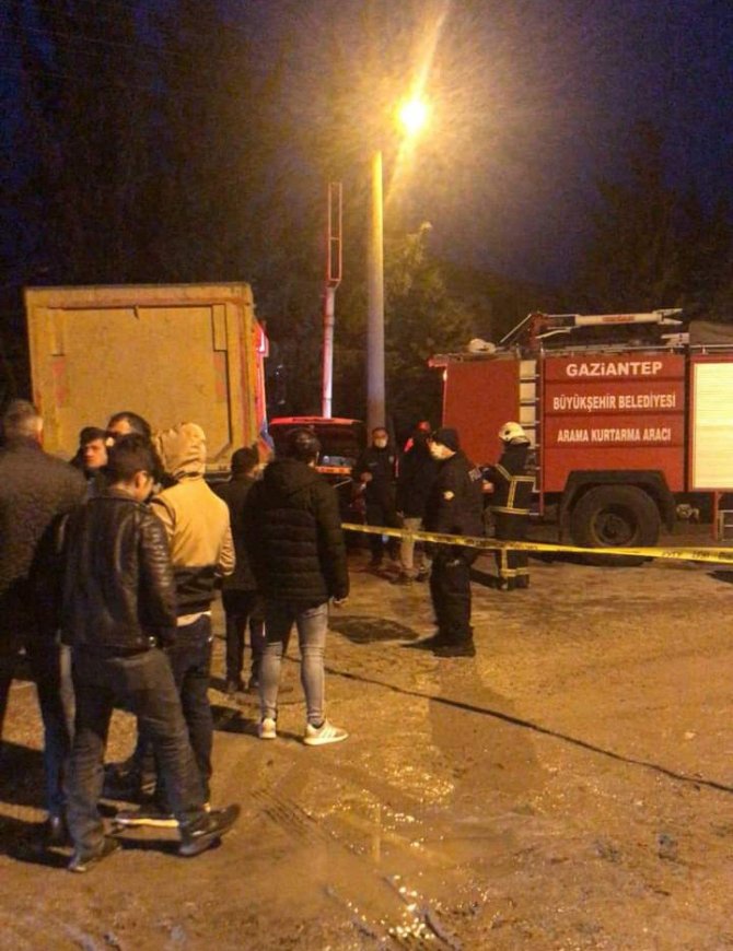 Hafriyat Kamyonu İle Otomobil Çarpıştı: 1 Ölü
