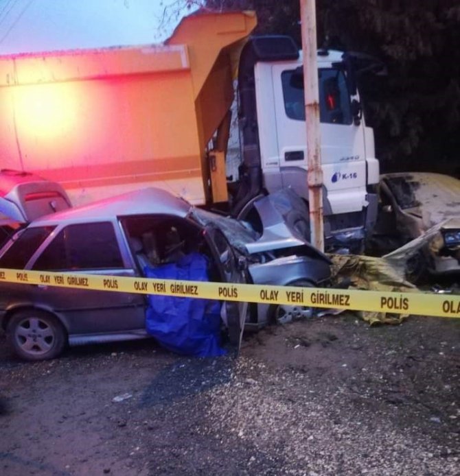 Hafriyat Kamyonu İle Otomobil Çarpıştı: 1 Ölü