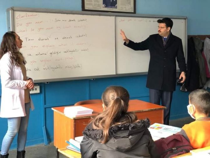 Kaymakam Kurt Öğrencilere Kitap Dağıttı