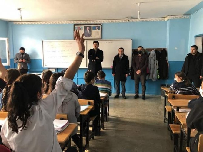 Kaymakam Kurt Öğrencilere Kitap Dağıttı