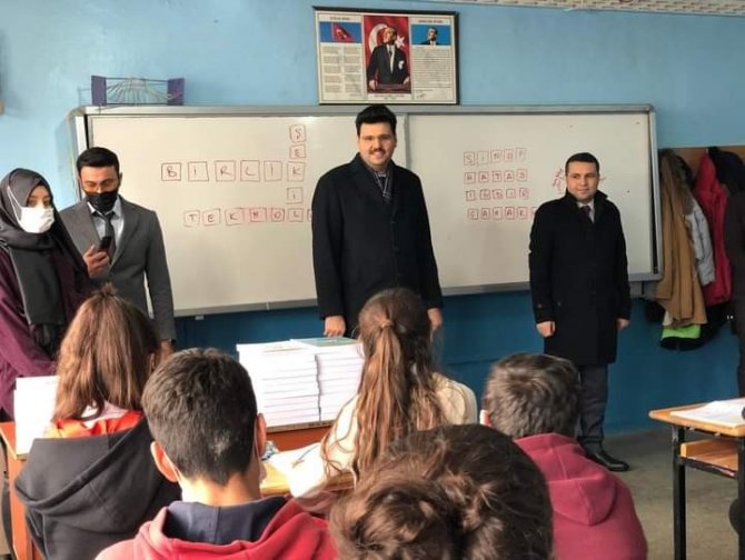 Kaymakam Kurt Öğrencilere Kitap Dağıttı