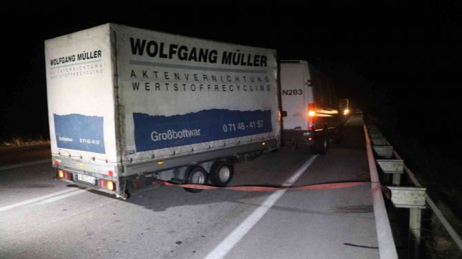 Hamzabeyli Sınır Kapısı’nda Şiddetli Rüzgar Ve Kar Sebebiyle Tırlar Zarar Gördü