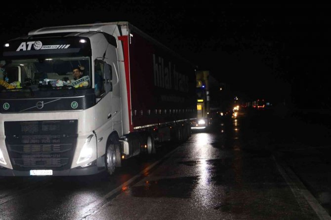 Hamzabeyli Sınır Kapısı’nda Şiddetli Rüzgar Ve Kar Sebebiyle Tırlar Zarar Gördü