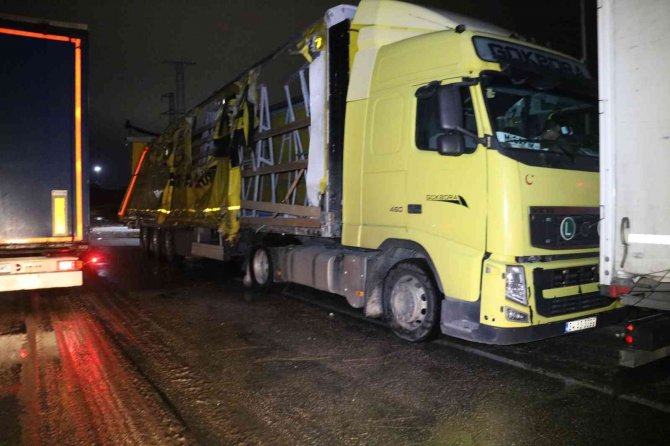 Hamzabeyli Sınır Kapısı’nda Şiddetli Rüzgar Ve Kar Sebebiyle Tırlar Zarar Gördü