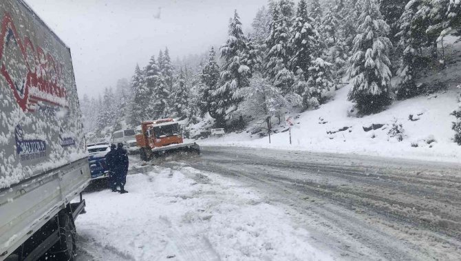 Kar Kalınlığı 1 Metreyi Bulan Alacabel’de Tırların Geçişine İzin Verilmiyor