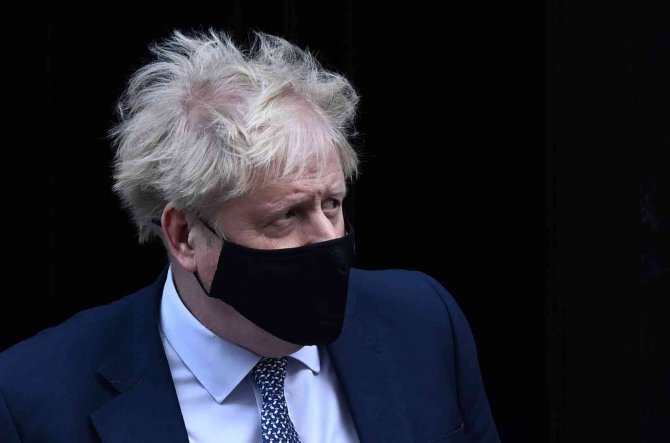 Johnson, Kısıtlamalara Rağmen Partiye Katıldığı İçin Özür Diledi