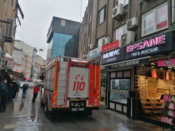 Acil Çıkışa Park Edilen Araçlar İtfaiyeyi Geciktirdi