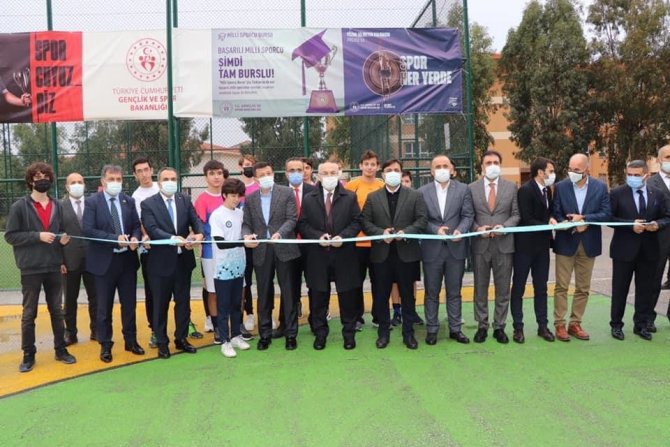 Karabağlar’da Yapımı Tamamlanan Spor Tesisleri Açıldı