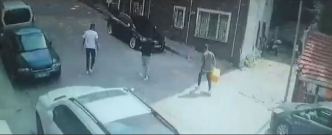 İ̇stanbul’da Afrikalı Genci Gasp İddiası: Darp Edip 3 Bin Dolarlık Kolyesini Aldılar