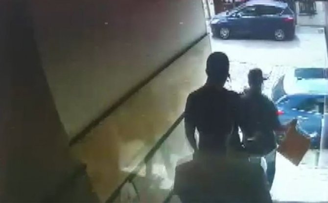 İ̇stanbul’da Afrikalı Genci Gasp İddiası: Darp Edip 3 Bin Dolarlık Kolyesini Aldılar