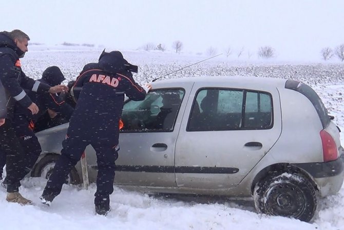 Kara Saplanan Araçları Kurtarma Operasyonu