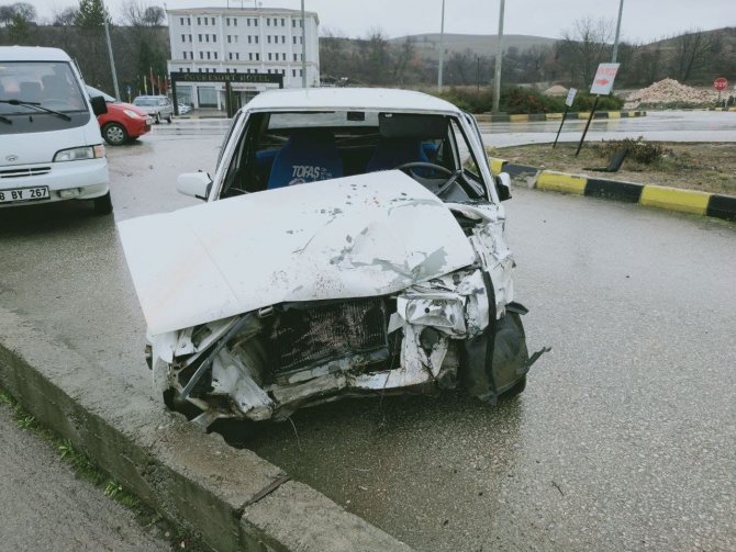 Kavşakta Çarpıştılar: 2 Yaralı