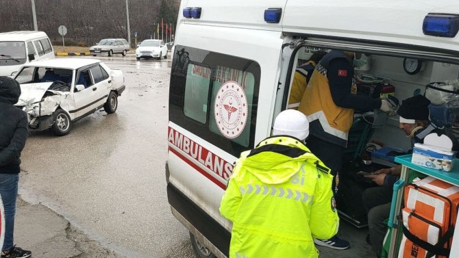 Kavşakta Çarpıştılar: 2 Yaralı