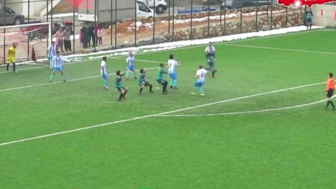 Amatör Maçta 3 Futbolcunun Vole Girişimi İlginç Anlar Oluşturdu