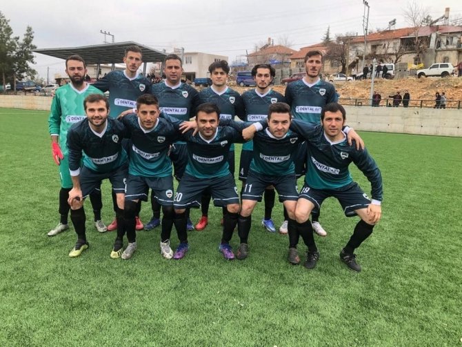 Amatör Maçta 3 Futbolcunun Vole Girişimi İlginç Anlar Oluşturdu