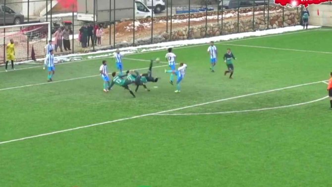 Amatör Maçta 3 Futbolcunun Vole Girişimi İlginç Anlar Oluşturdu