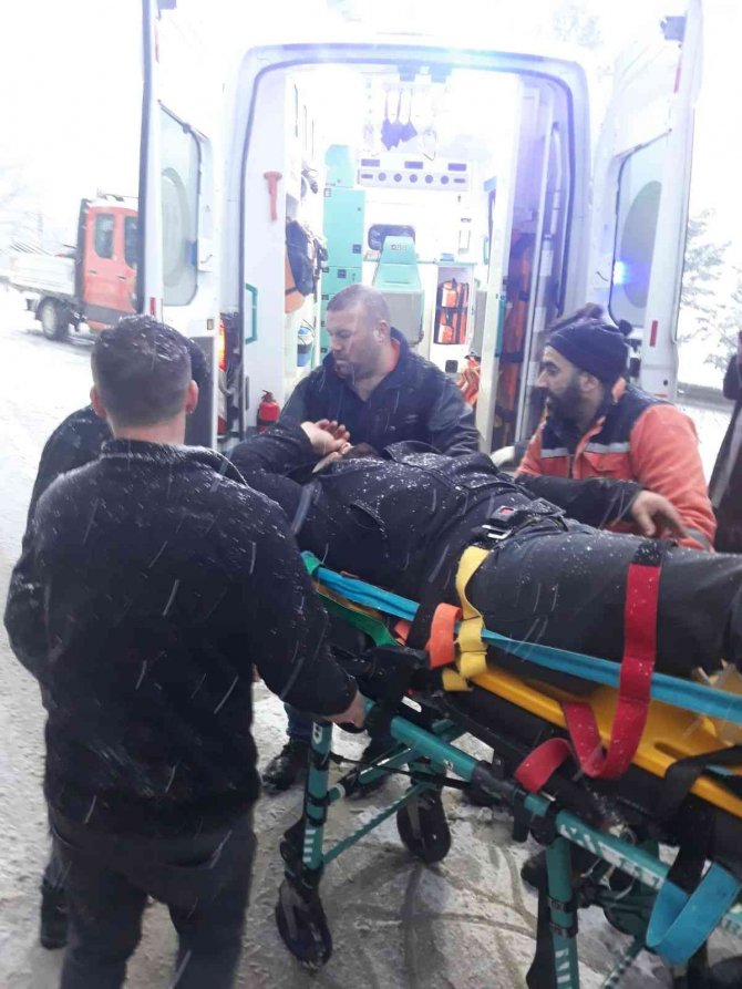 Kastamonu’da Kamyon İle Otomobil Çarpıştı: 2 Yaralı
