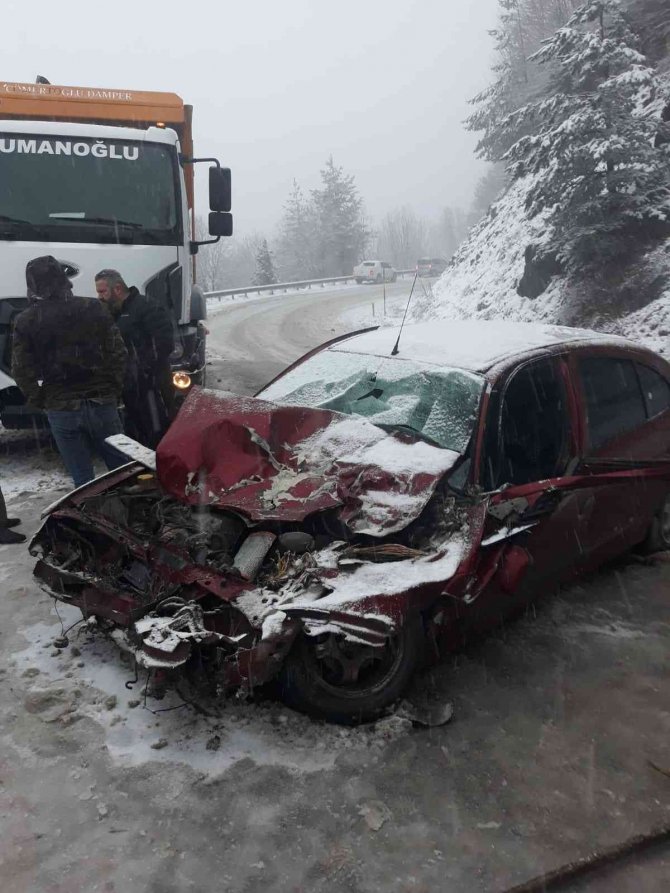 Kastamonu’da Kamyon İle Otomobil Çarpıştı: 2 Yaralı