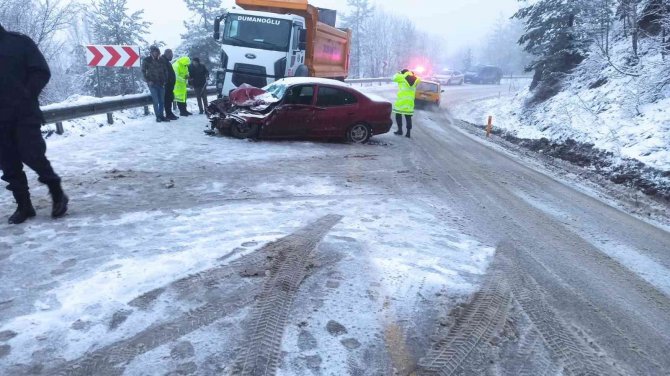 Kastamonu’da Kamyon İle Otomobil Çarpıştı: 2 Yaralı