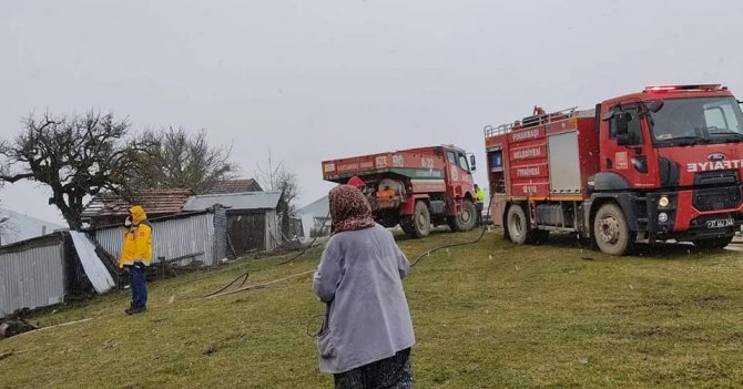 Kastamonu’da 2 Ev İle Bir Ahırın Yandığı Yangın Kontrol Altına Alındı