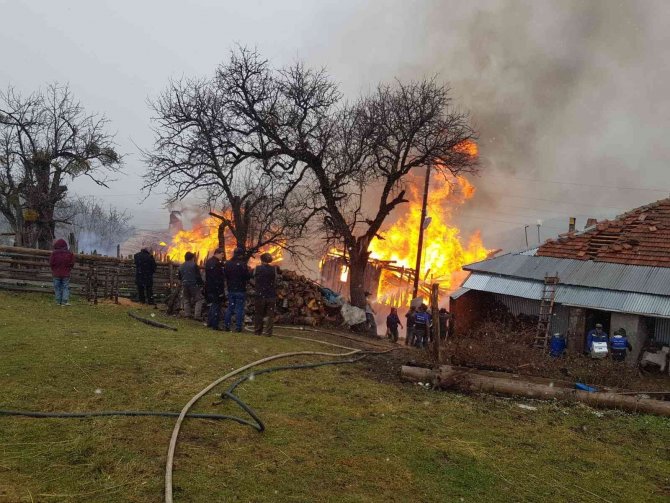 Kastamonu’da 2 Ev İle Bir Ahırın Yandığı Yangın Kontrol Altına Alındı