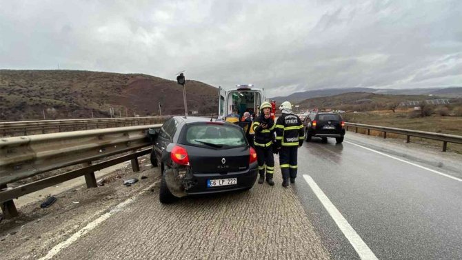 Otomobil Bariyerlere Çarptı: 2 Yaralı