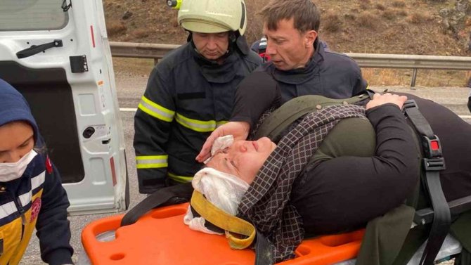 Otomobil Bariyerlere Çarptı: 2 Yaralı