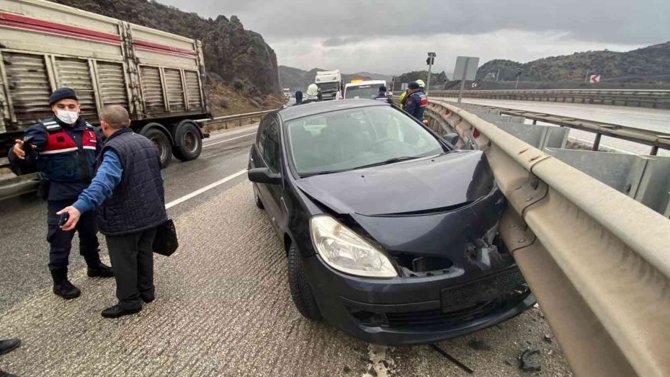 Otomobil Bariyerlere Çarptı: 2 Yaralı