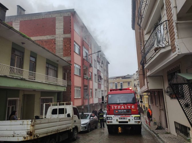 Kocaeli’de Korkutan Yangın: 2 Kişi Dumandan Etkilendi