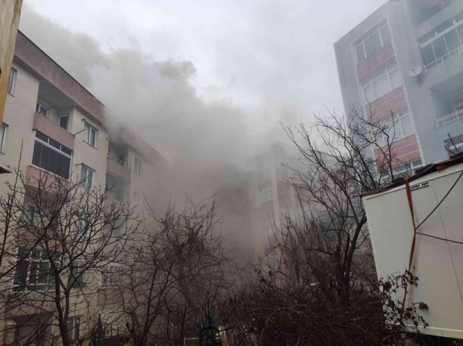Kocaeli’de Korkutan Yangın: 2 Kişi Dumandan Etkilendi