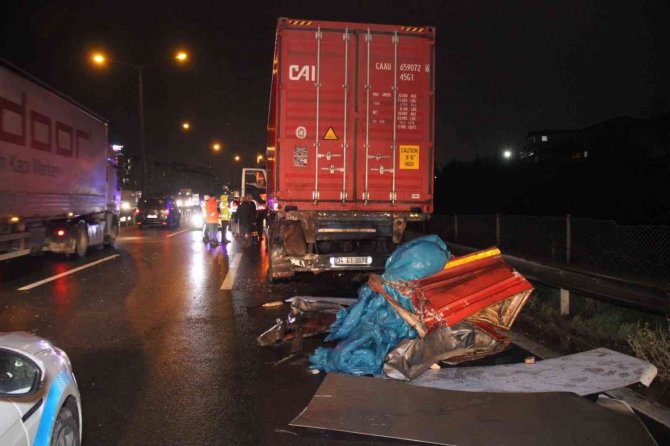 Tem’de 2 Tır Ve 1 Kamyonetin Karıştığı Zincirleme Kazada Faciadan Dönüldü