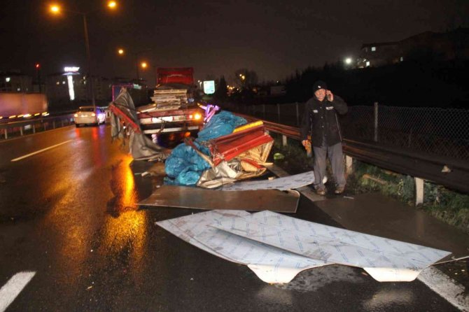 Tem’de 2 Tır Ve 1 Kamyonetin Karıştığı Zincirleme Kazada Faciadan Dönüldü