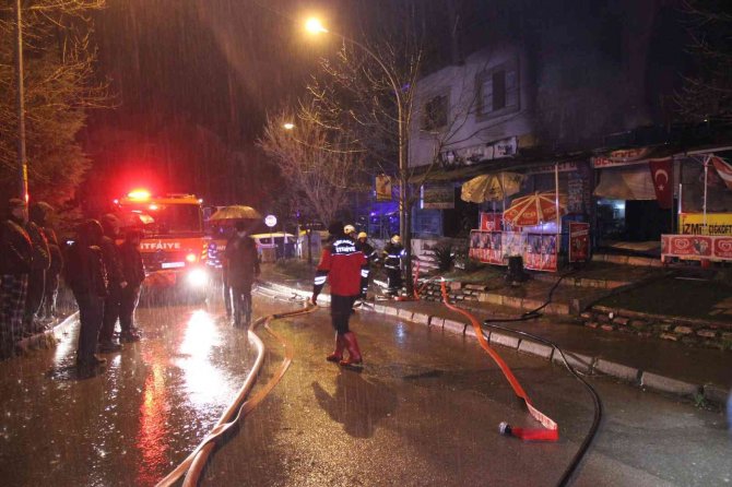 Marketteki Yangın Kırtasiyeye De Sıçradı