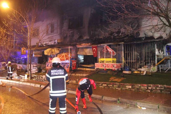Marketteki Yangın Kırtasiyeye De Sıçradı