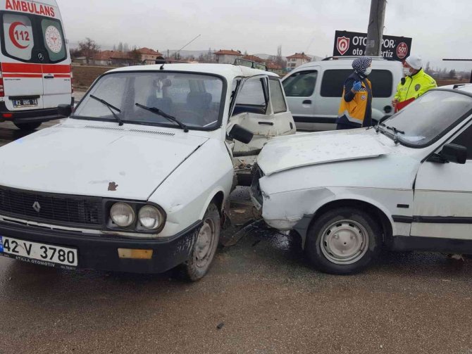 Ereğli’de Otomobiller Çarpıştı: 3 Yaralı