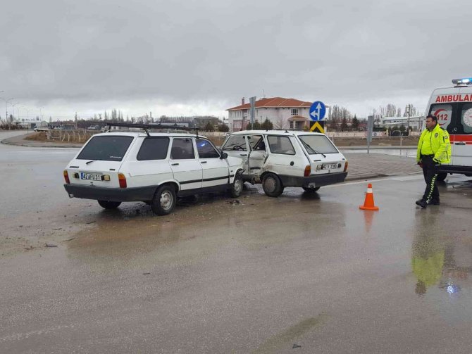 Ereğli’de Otomobiller Çarpıştı: 3 Yaralı
