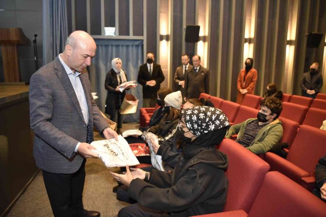 Başkan Pekyatırmacı: “Sanat Akademisi’yle Öğrencilerimize Yeni Ufuklar Kazandırıyoruz”