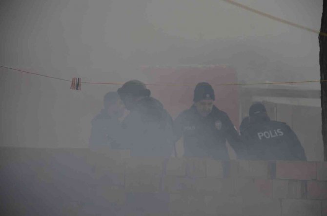 Korku Dolu Anların Yaşandığı Yangında 4 Ev Küle Döndü